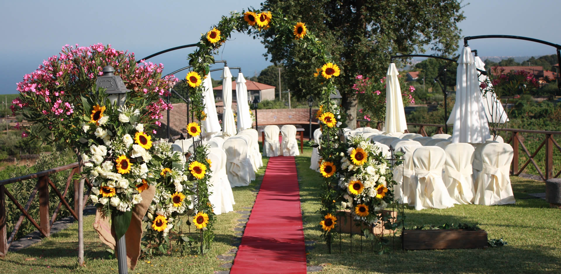 Villa Giuffrida : giardino addobbato per celebrare il rito civile